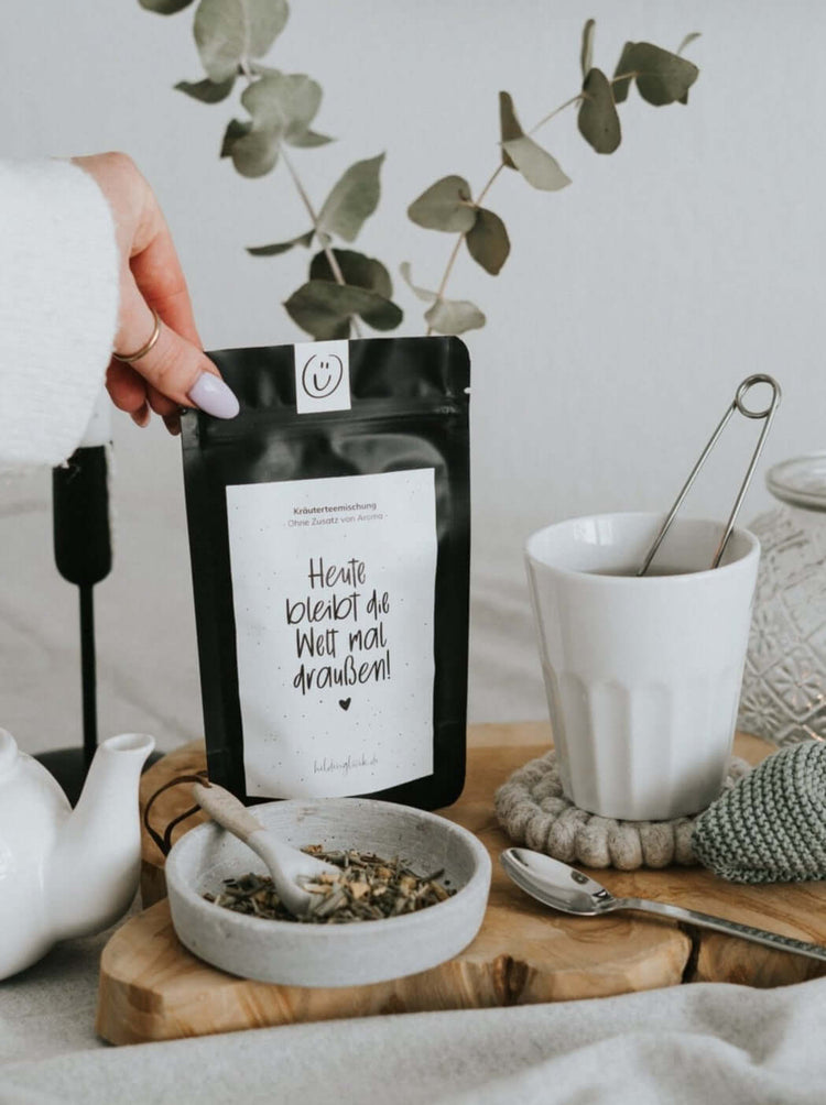 Tee mit Spruch oder Motiv Die Welt in schwarz weiss