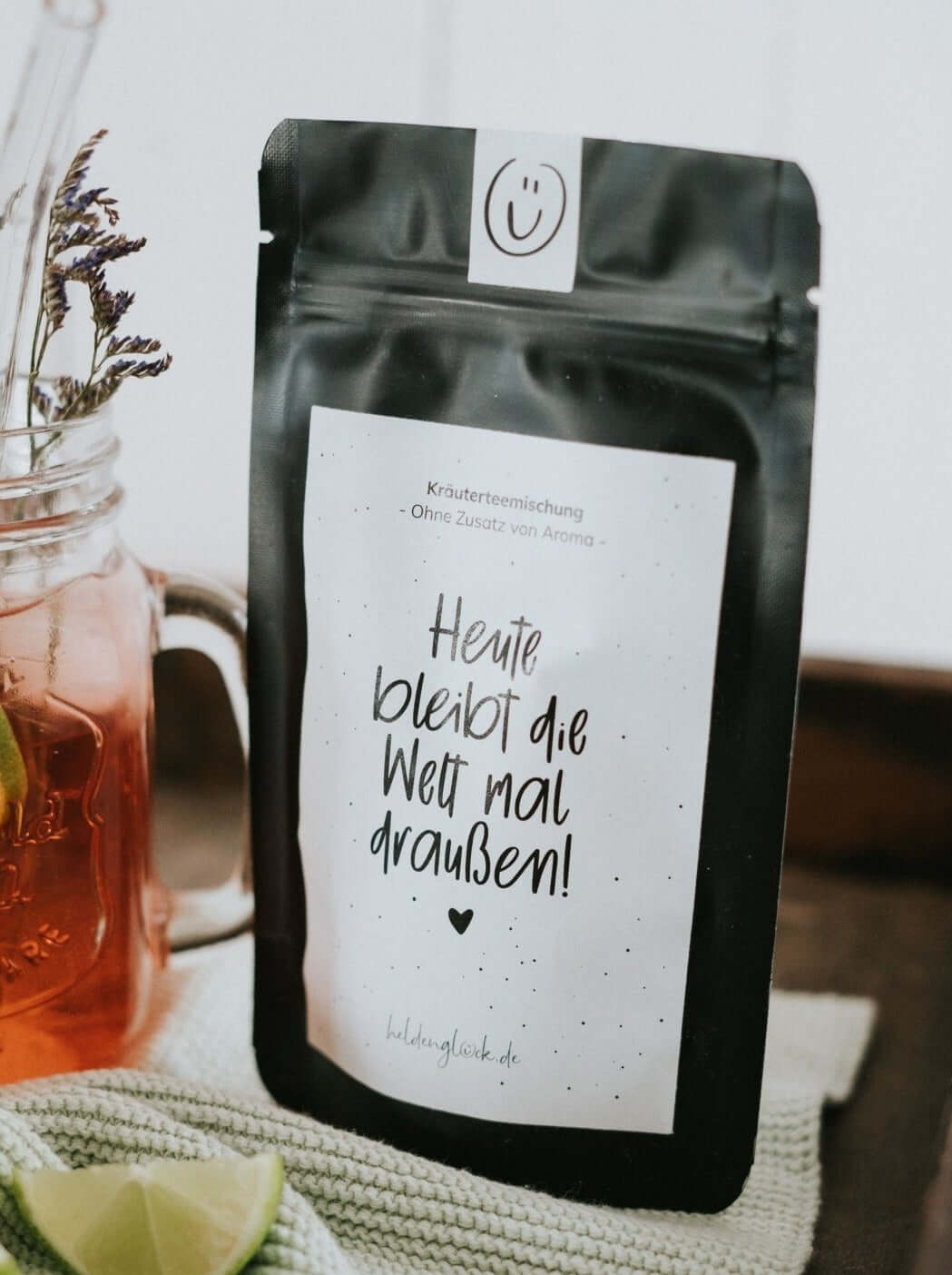 Tee mit Spruch oder Motiv Die Welt in schwarz weiss