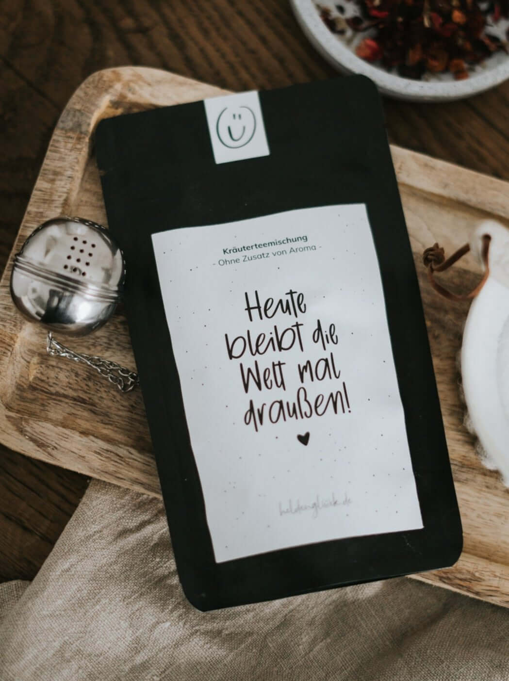 Tee mit Spruch oder Motiv Die Welt in schwarz weiss