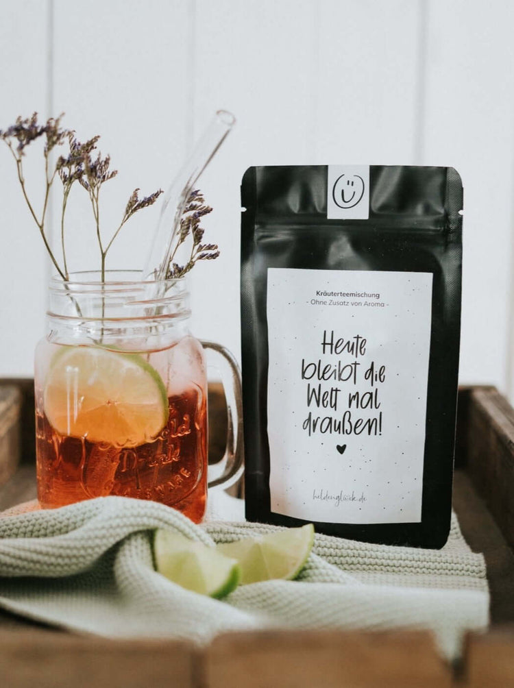 Tee mit Spruch oder Motiv Die Welt in schwarz weiss