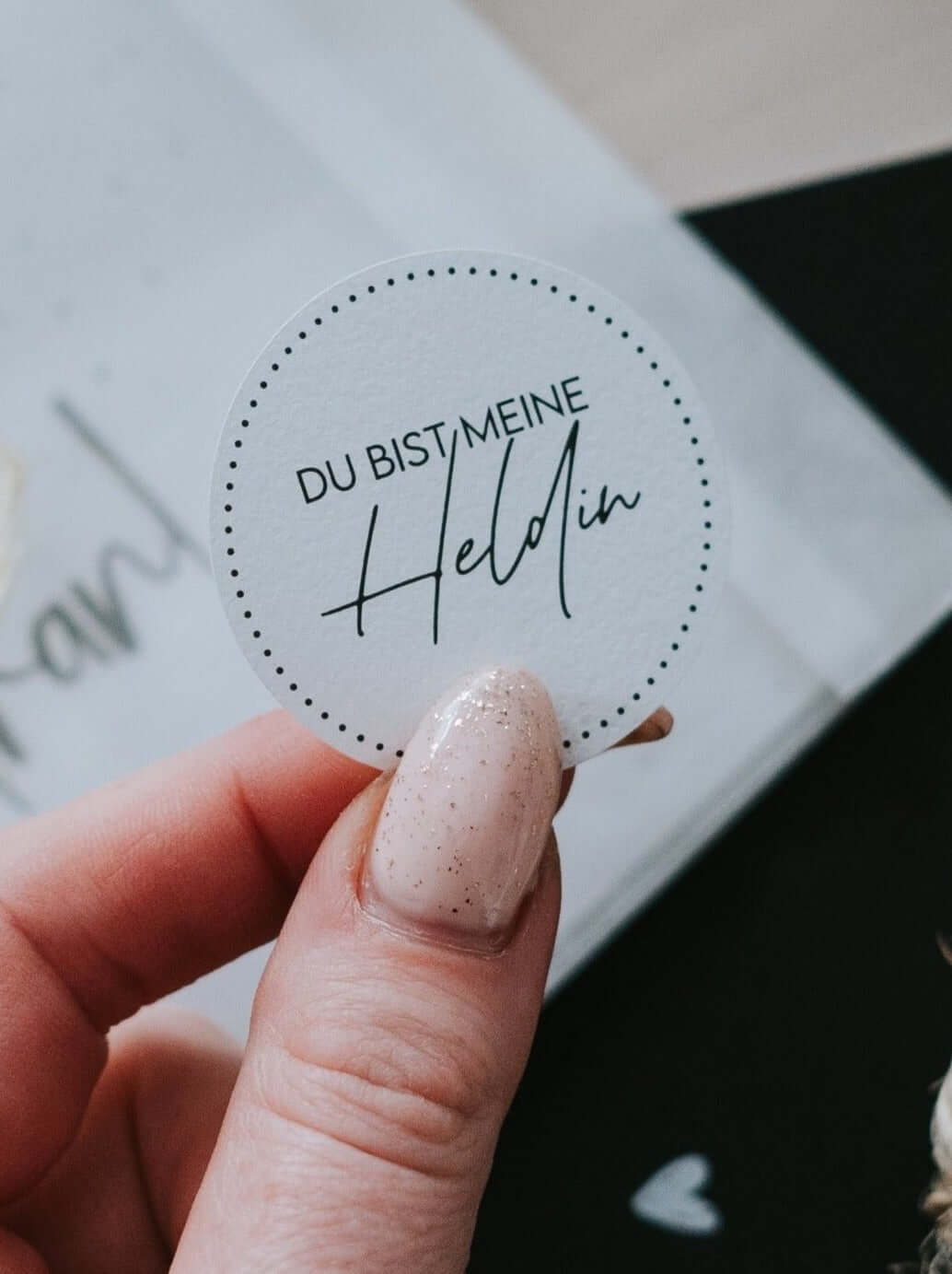 Geschenke für Heldinnen – „Meine Heldin“-Sticker für starke Frauen