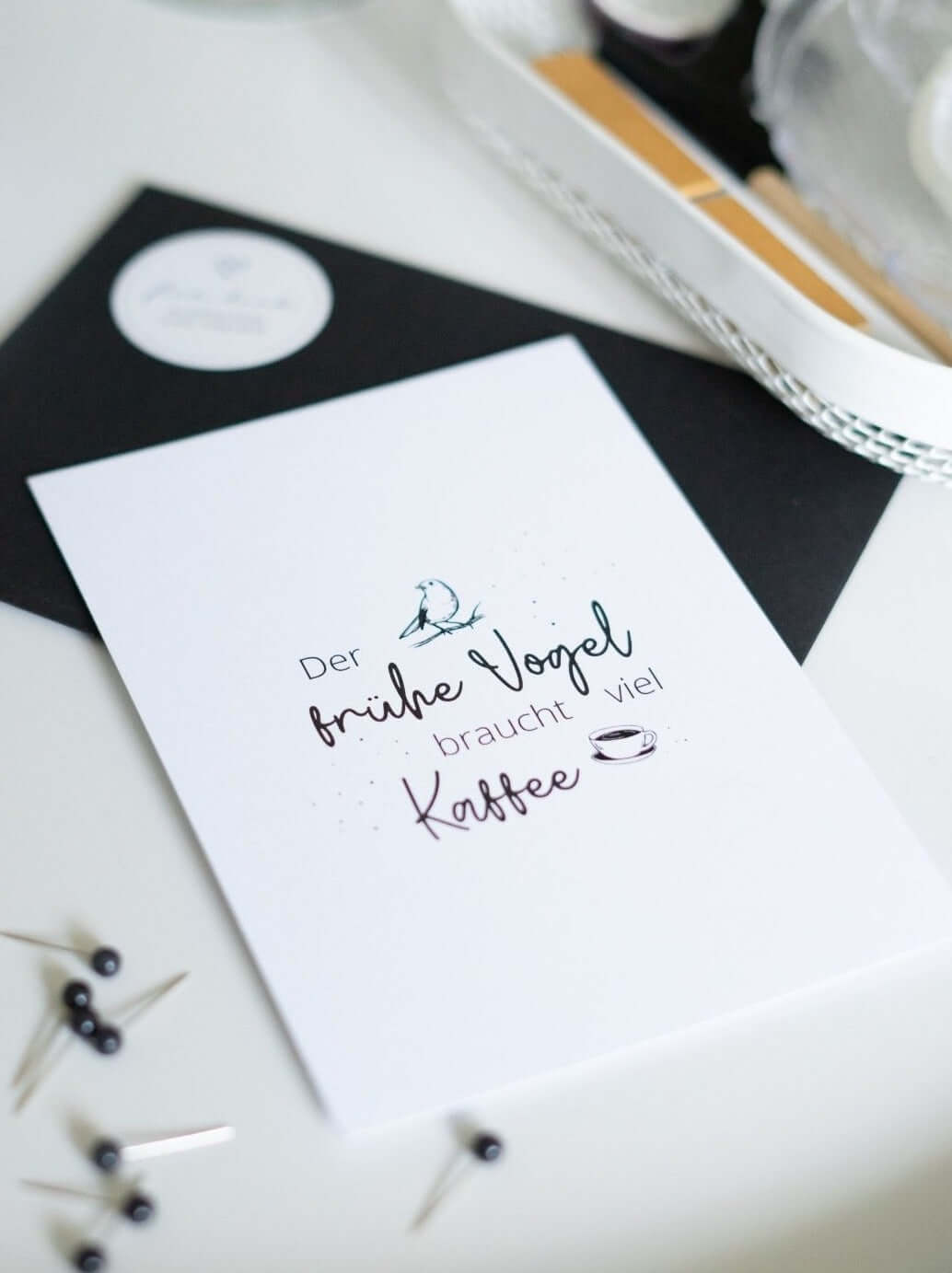 Postkarte mit Spruch und motiv Der frühe Vogel in schwarz weiss