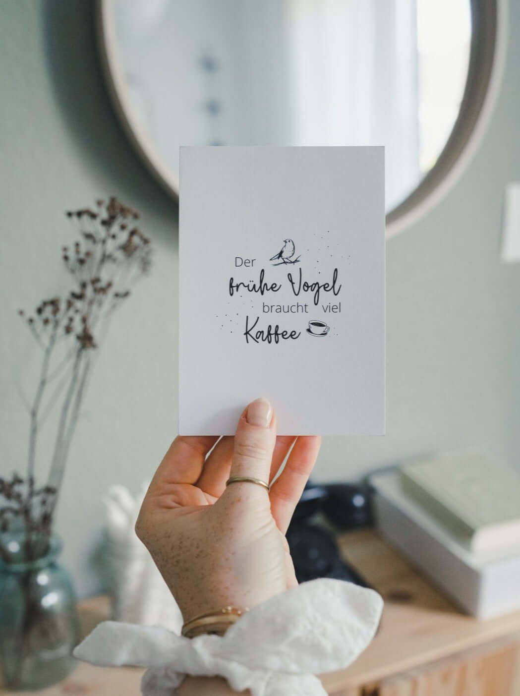 Postkarte mit Spruch und motiv Der frühe Vogel in schwarz weiss