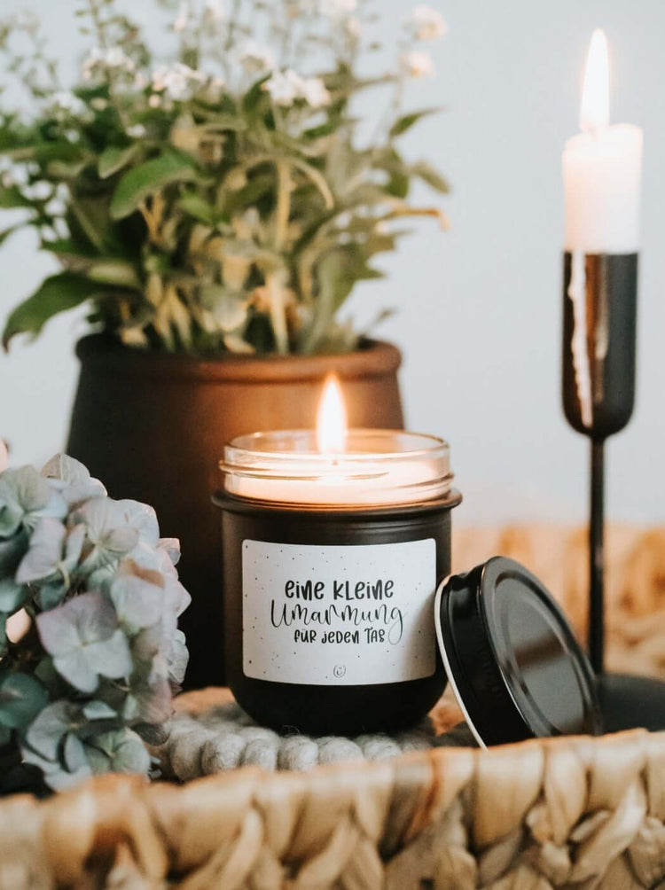 Kerze im Glas mit Spruch oder Motiv Kleine Umarmung in schwarz weiss