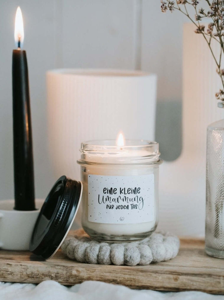 Kerze im Glas mit Spruch oder Motiv Kleine Umarmung in schwarz weiss