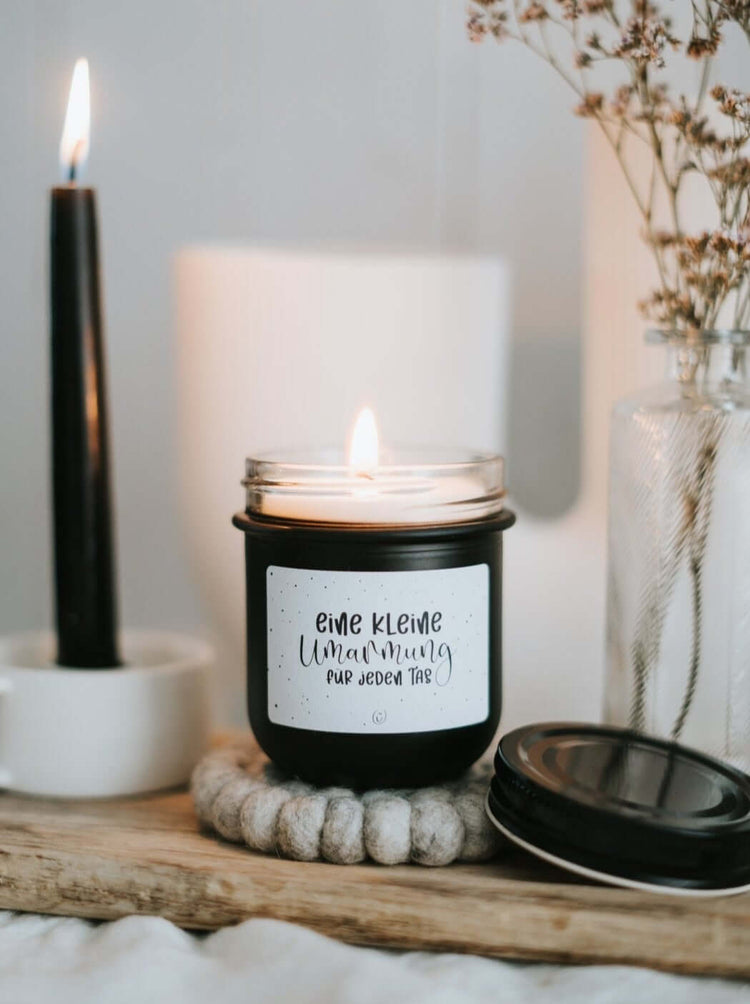 Kerze im Glas mit Spruch oder Motiv Kleine Umarmung in schwarz weiss