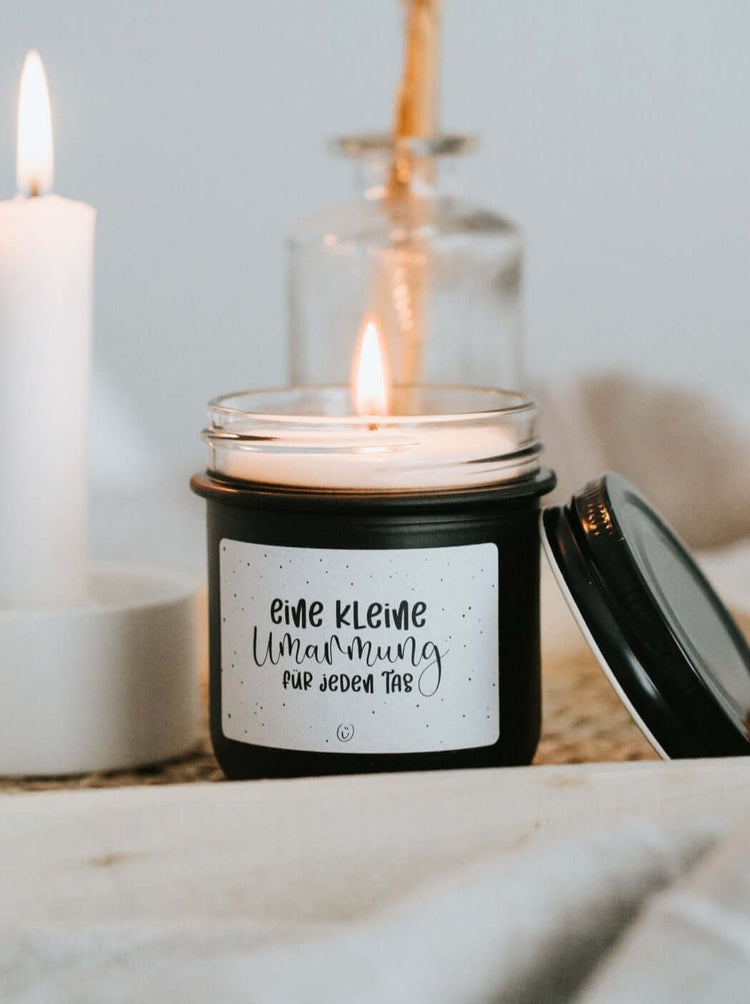 Kerze im Glas mit Spruch oder Motiv Kleine Umarmung in schwarz weiss