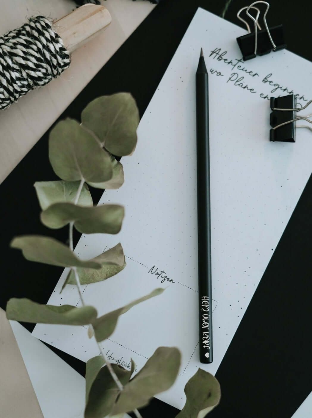 Bleistift mit Spruch oder Motiv Herz über Kopf in schwarz weiss