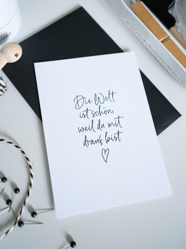 Postkarte mit Spruch und motiv Die Welt ist schön in schwarz weiss