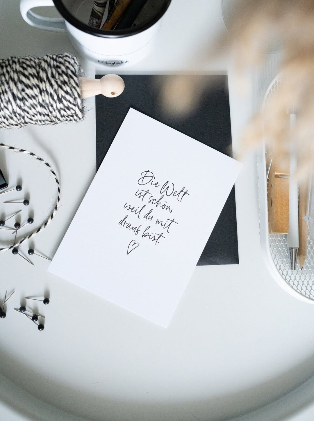 Postkarte mit Spruch und motiv Die Welt ist schön in schwarz weiss