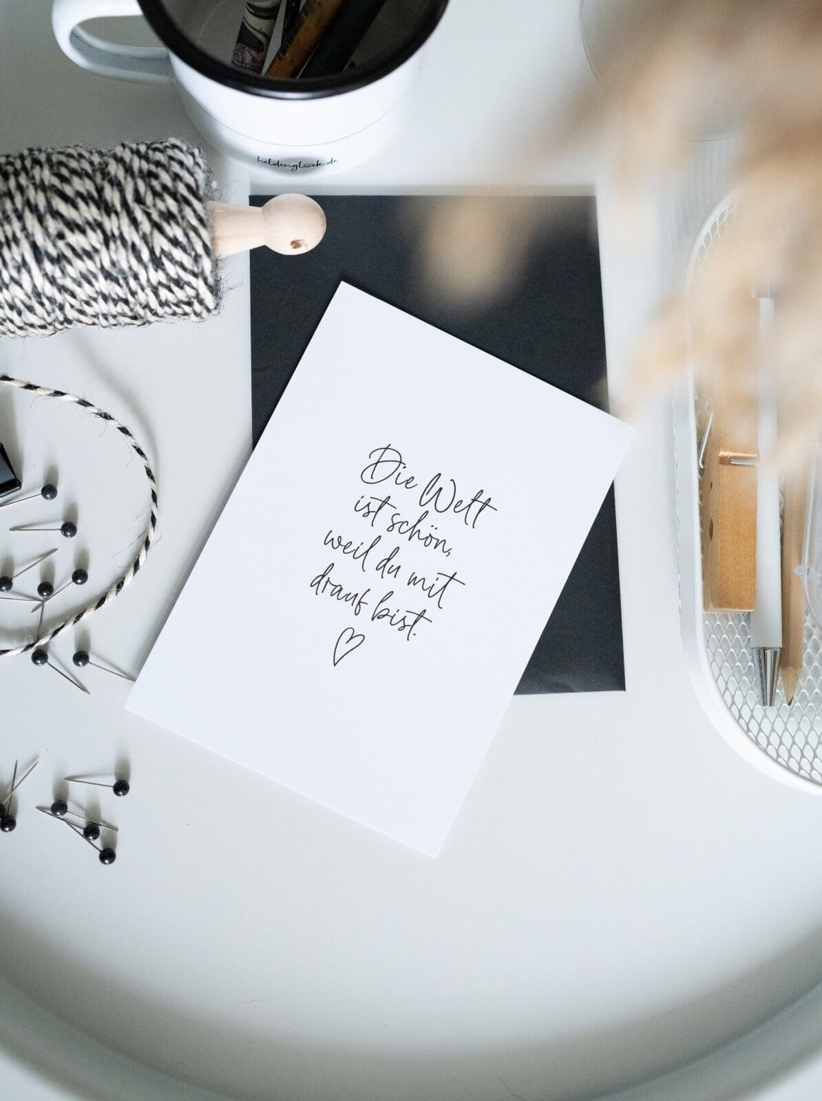 Postkarte mit Spruch und motiv Die Welt ist schön in schwarz weiss