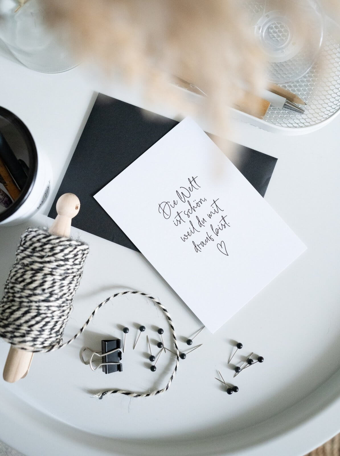 Postkarte mit Spruch und motiv Die Welt ist schön in schwarz weiss