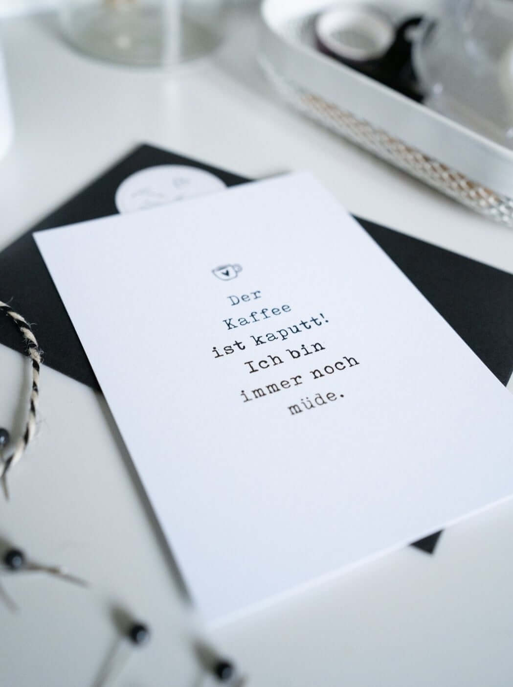 Postkarte mit Spruch und motiv Der Kaffee ist kaputt in schwarz weiss