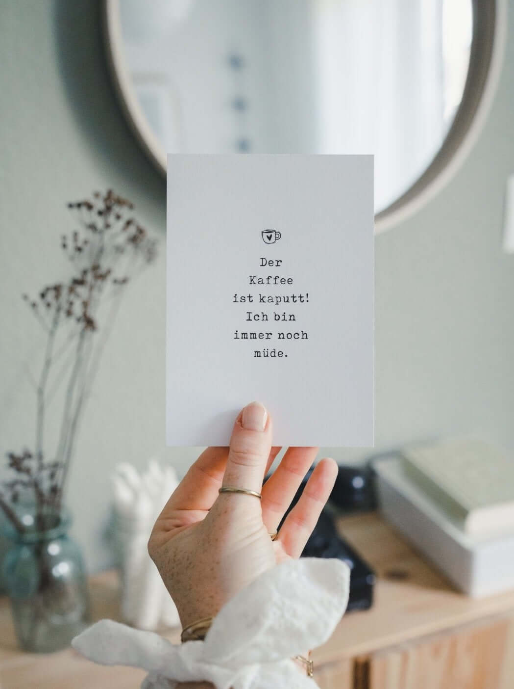 Postkarte mit Spruch und motiv Der Kaffee ist kaputt in schwarz weiss