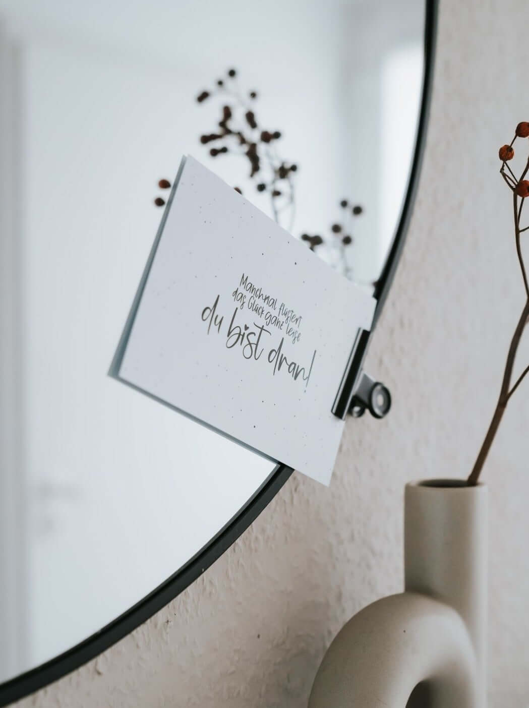 Postkarte mit Spruch und motiv Manchmal flüstert das Glück in schwarz weiss