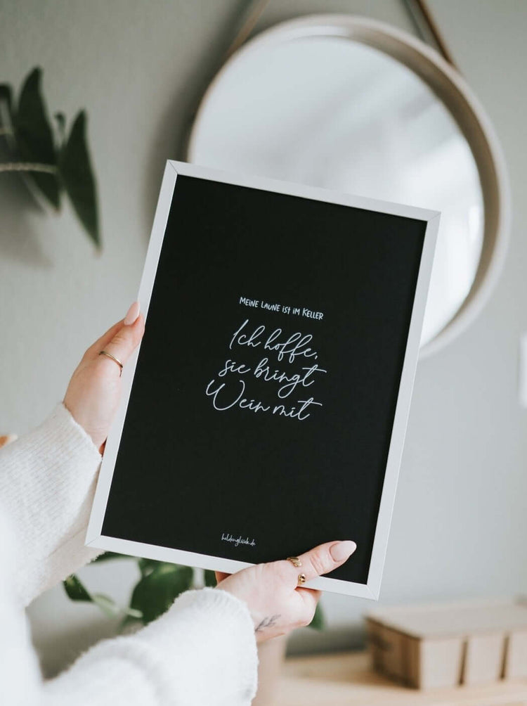 Geschenke mit Spruch – Weinposter für Humor, Stil & schlechte Tage