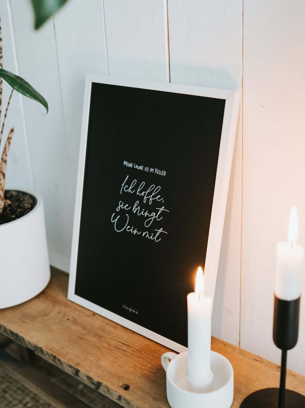 Geschenke mit Spruch – Weinposter für Humor, Stil & schlechte Tage