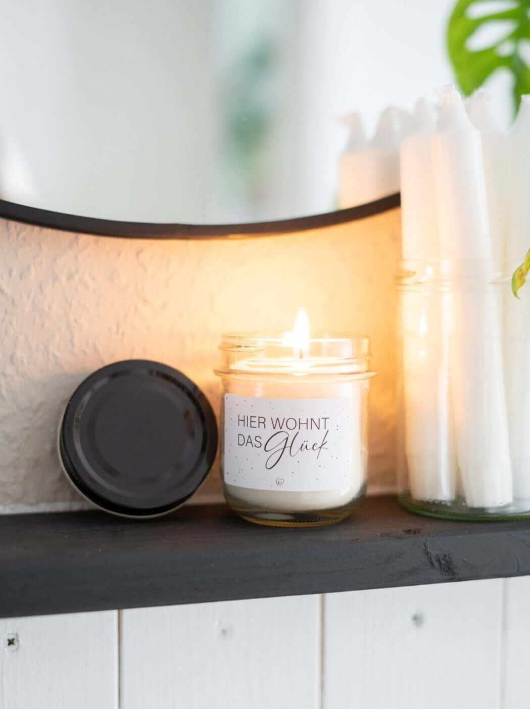 Kerze im Glas mit Spruch oder Motiv Hier wohnt das Glück in schwarz weiss