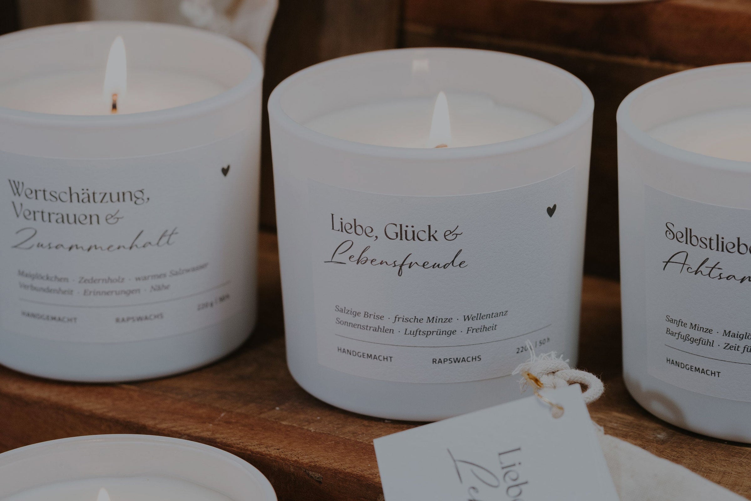 Heldenglück Duftkerzen-Kollektion – handgegossene Rapswachs-Kerzen mit liebevollen Botschaften für Ruhe, Wärme und Achtsamkeit