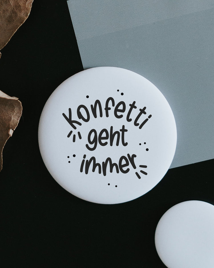 Magnet Konfetti geht immer – Kühlschrankmagnet mit fröhlichem Spruch als Geschenk