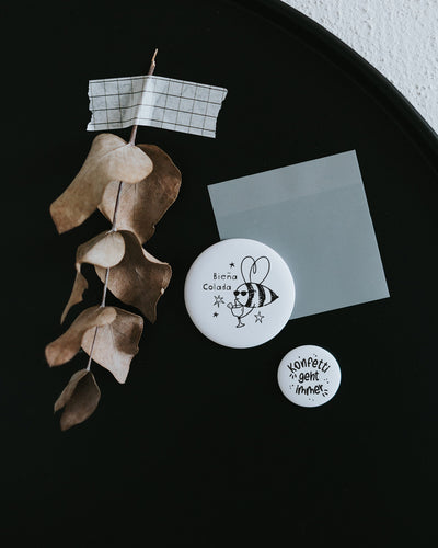 Magnet Konfetti geht immer – Kühlschrankmagnet mit fröhlichem Spruch als Geschenk