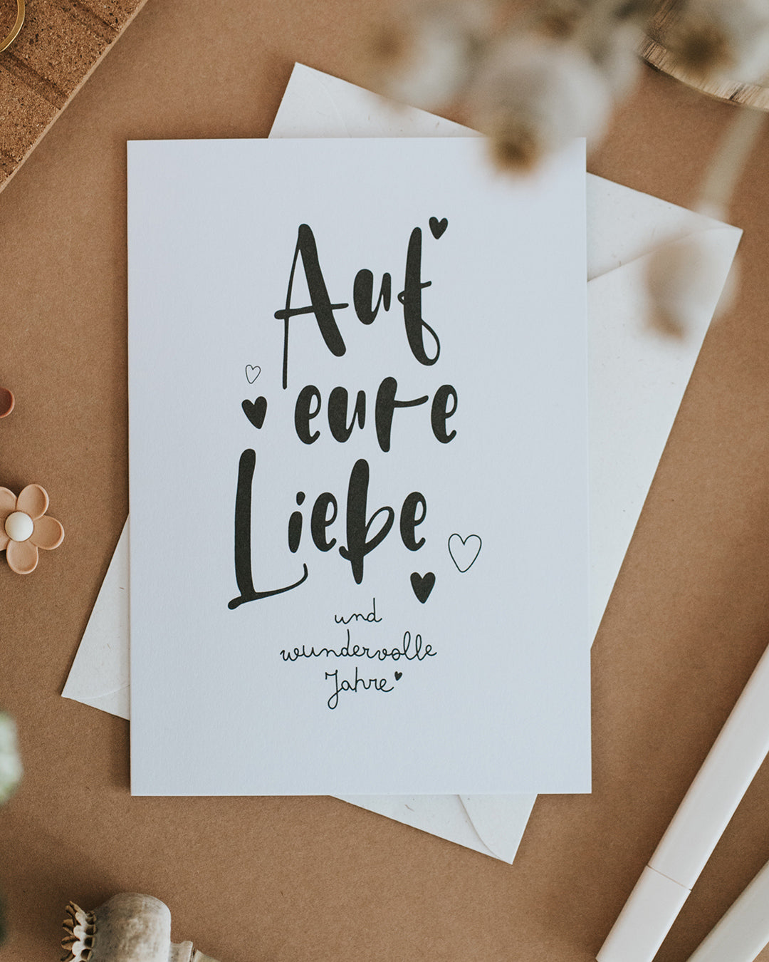 Klappkarte zur Hochzeit „Auf eure Liebe und wundervolle Jahre" mit Umschlag, stilvoll in Schwarz-Weiß