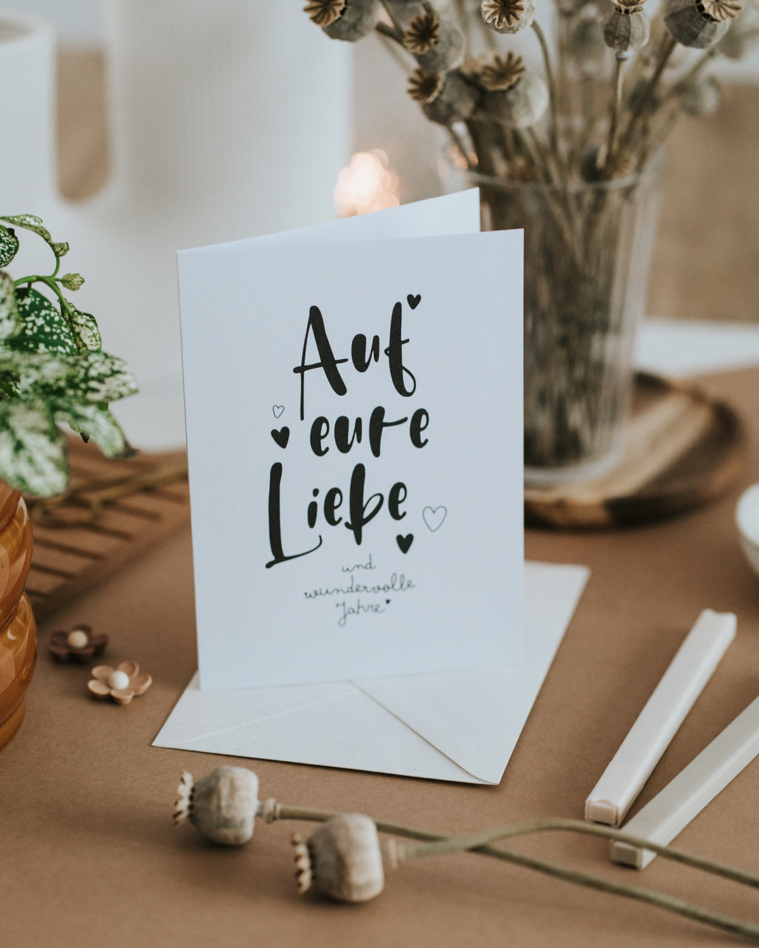 Aufgestellte Hochzeitskarte „Auf eure Liebe und wundervolle Jahre" mit Umschlag, herzliche Wünsche