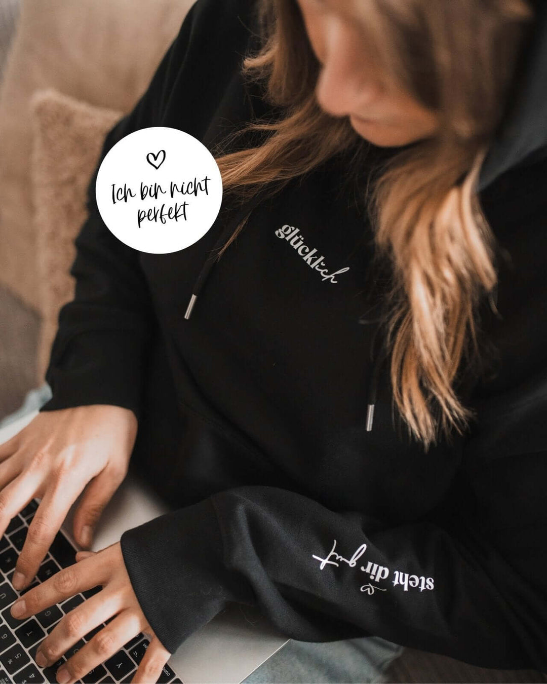 Pullover & Hoodie mit Spruch oder Motiv Glücklich · B-Ware in schwarz weiss