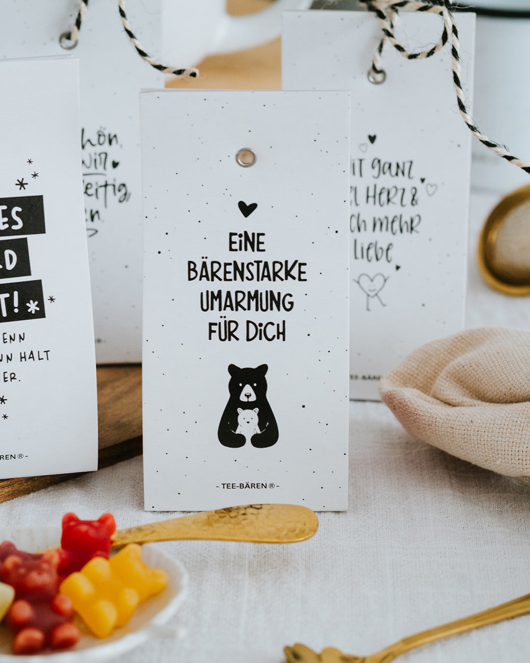 Teebären Bärenstarke Umarmung vor weiteren Motiven – Bärenillustration auf der Banderole.