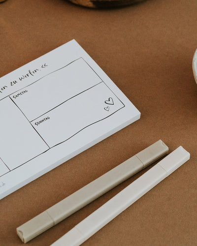 Detail des Wochenplaners: Wochenendfelder mit Herz-Motiv auf dickem, beschreibbarem Papierblock