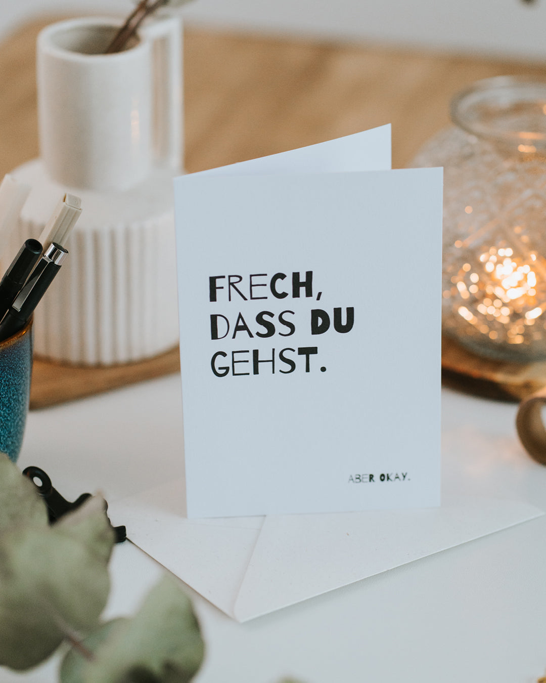Aufgestellte Klappkarte „Frech, dass du gehst. Aber okay." mit Umschlag, kräftige Typografie