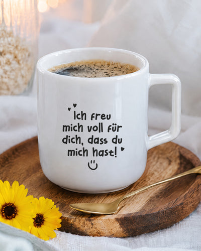 Porzellantasse mit Kaffee und Spruch „Ich freu mich voll für dich, dass du mich hast!“