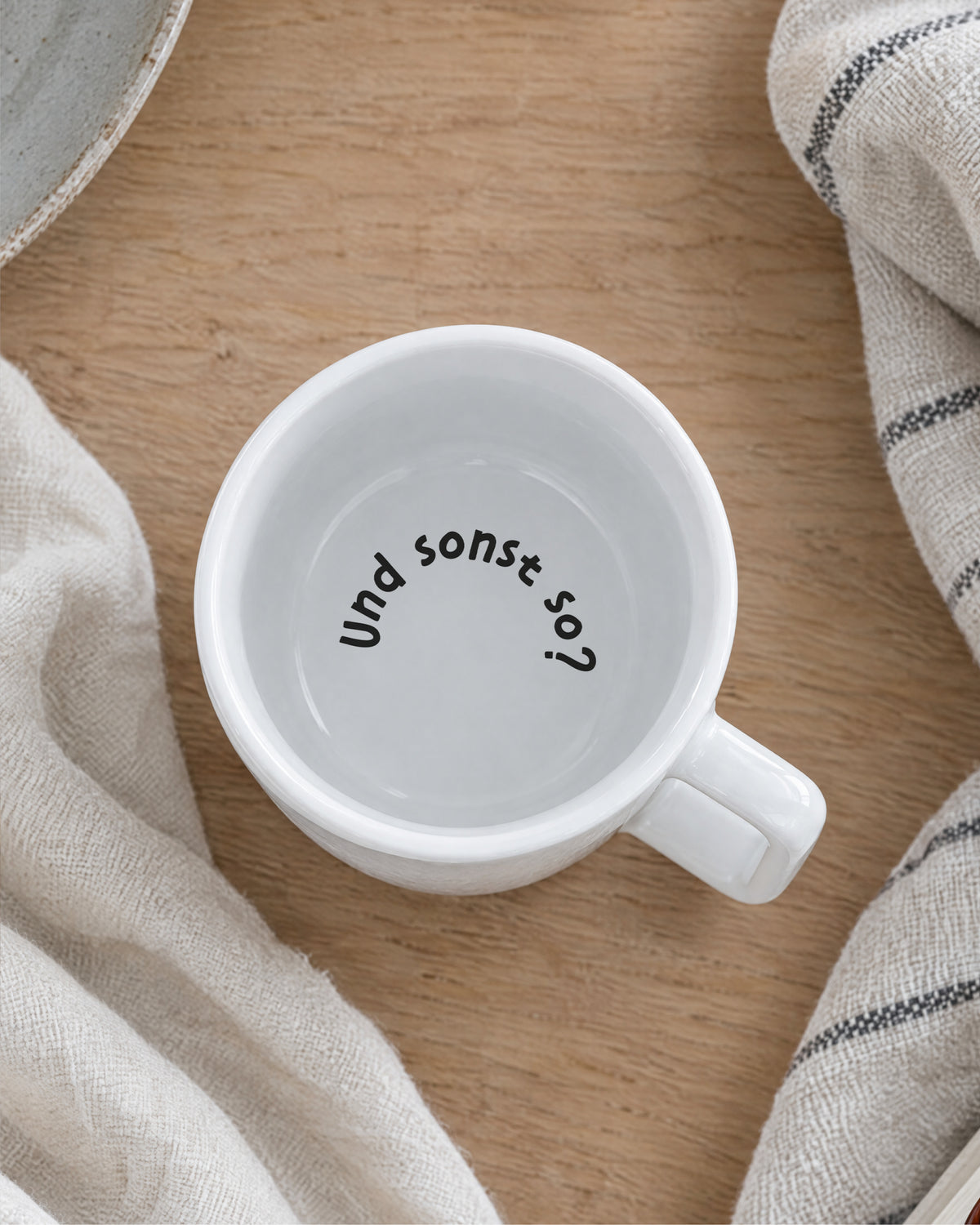 Blick in die Tasse: zweiter Spruch am inneren Trinkrand – „Und sonst so?“