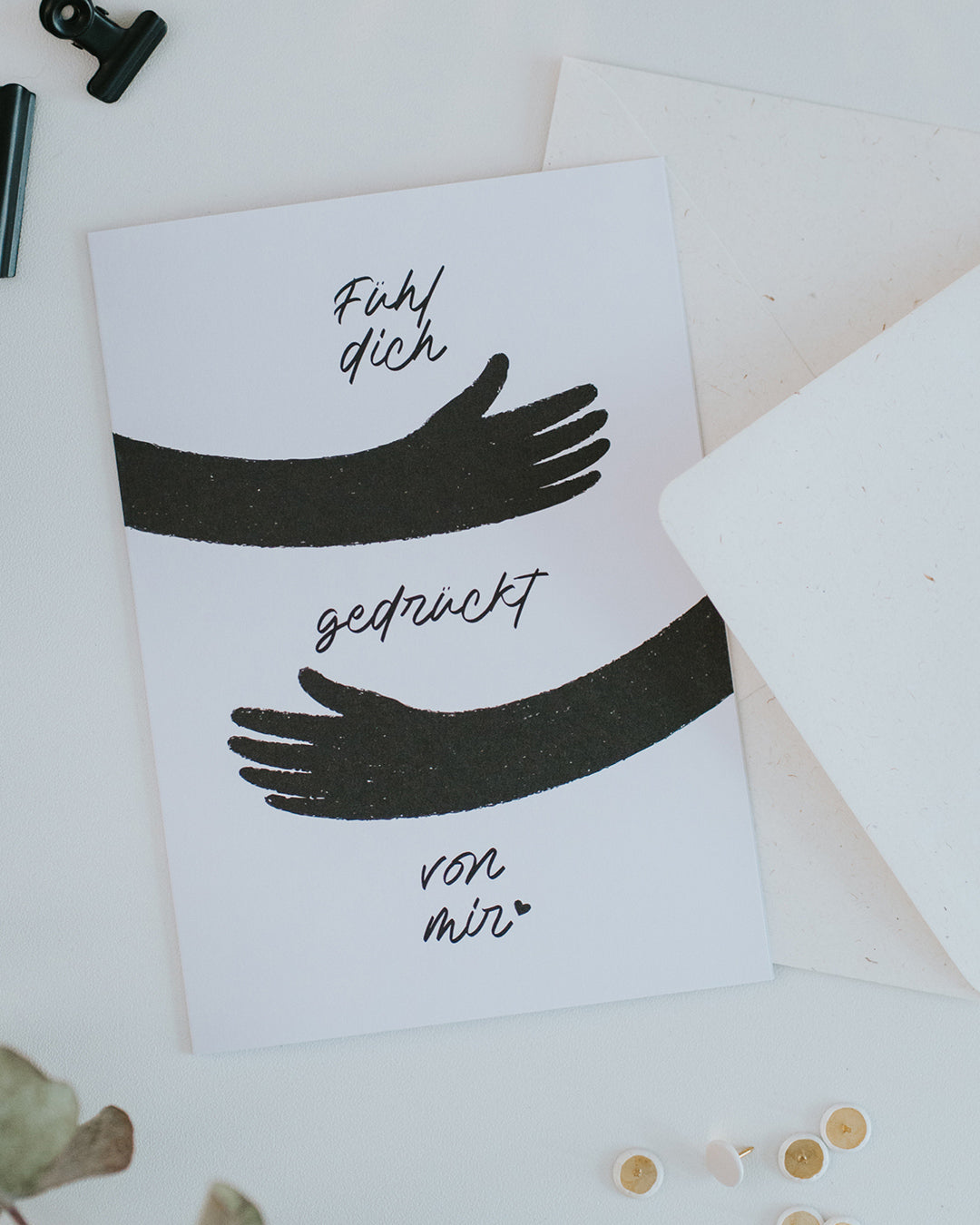 Klappkarte „Fühl dich gedrückt von mir" mit umarmenden Armen als Illustration, inklusive Umschlag