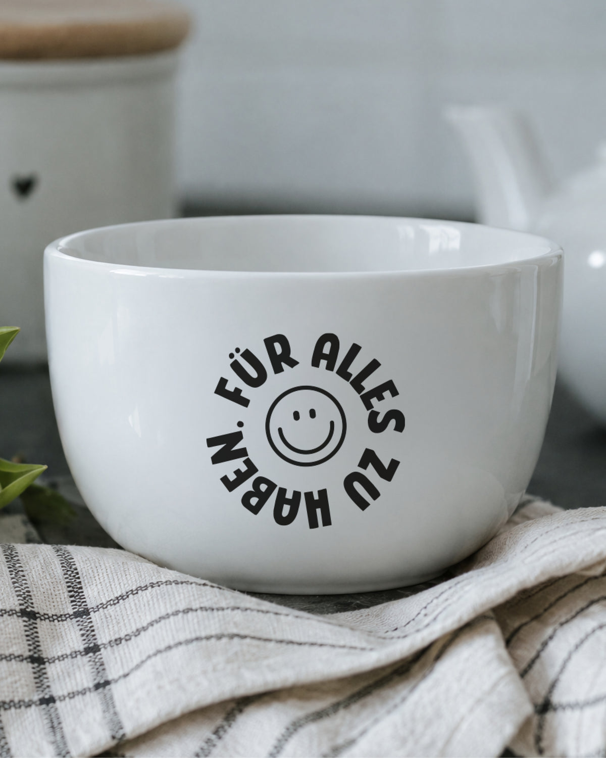 Porzellanschale mit Spruch „Für alles zu haben.“ und Smiley.