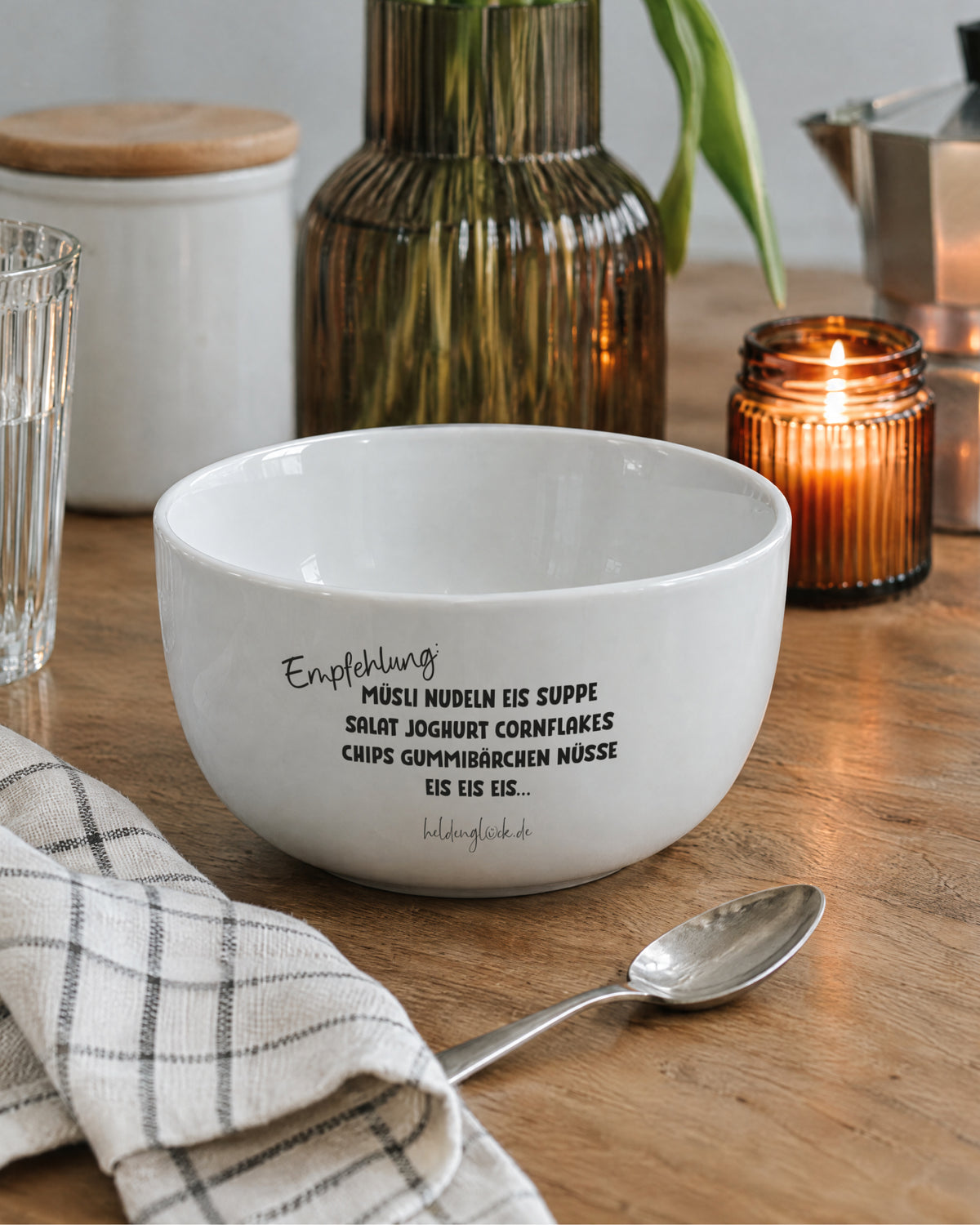 Rückseite der Porzellanschale mit Empfehlungsliste von Müsli über Joghurt bis Eis.