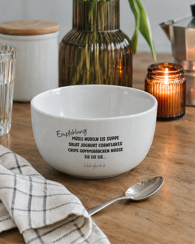 Rückseite der Porzellanschale mit Empfehlungsliste von Müsli über Joghurt bis Eis.