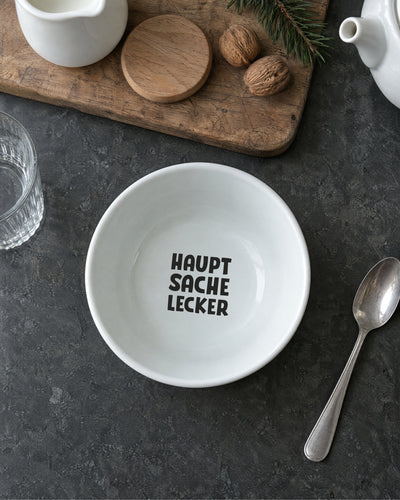 Boden der Porzellanschale mit zweitem Spruch „Hauptsache lecker.“