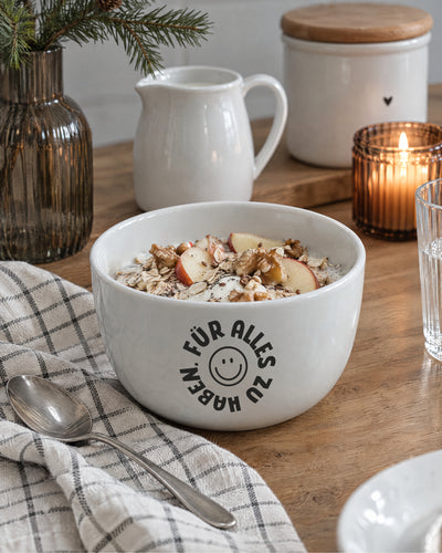 Porzellanschale gefüllt mit Müsli – 480 ml, 13 cm Durchmesser.