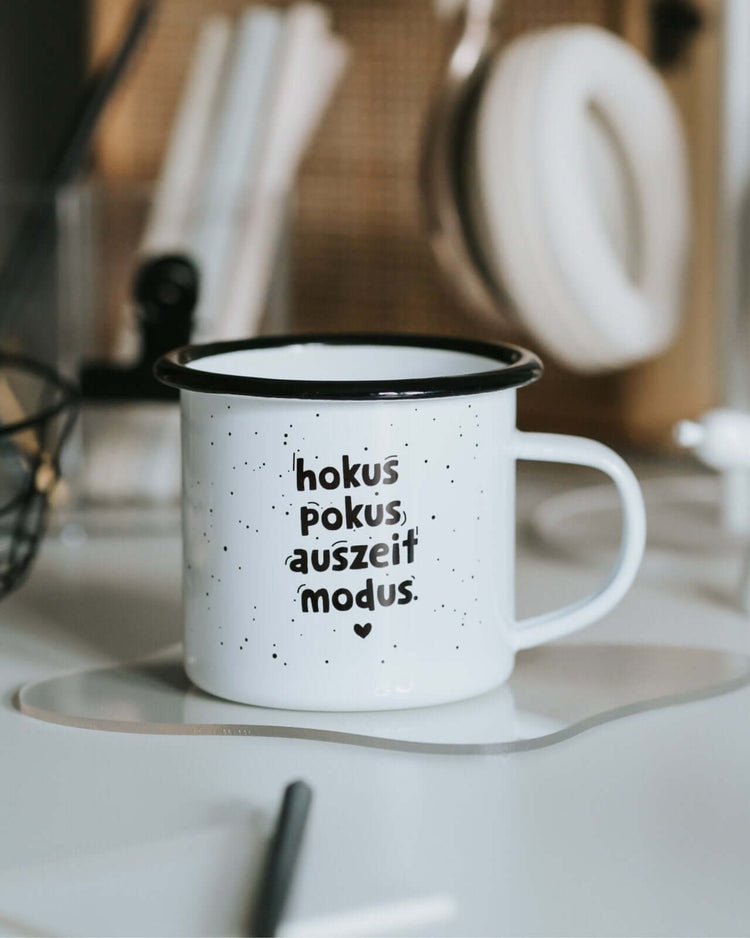 Tasse mit Spruch oder Motiv Hokus pokus in schwarz weiss