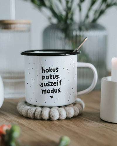 Tasse mit Spruch oder Motiv Hokus pokus in schwarz weiss