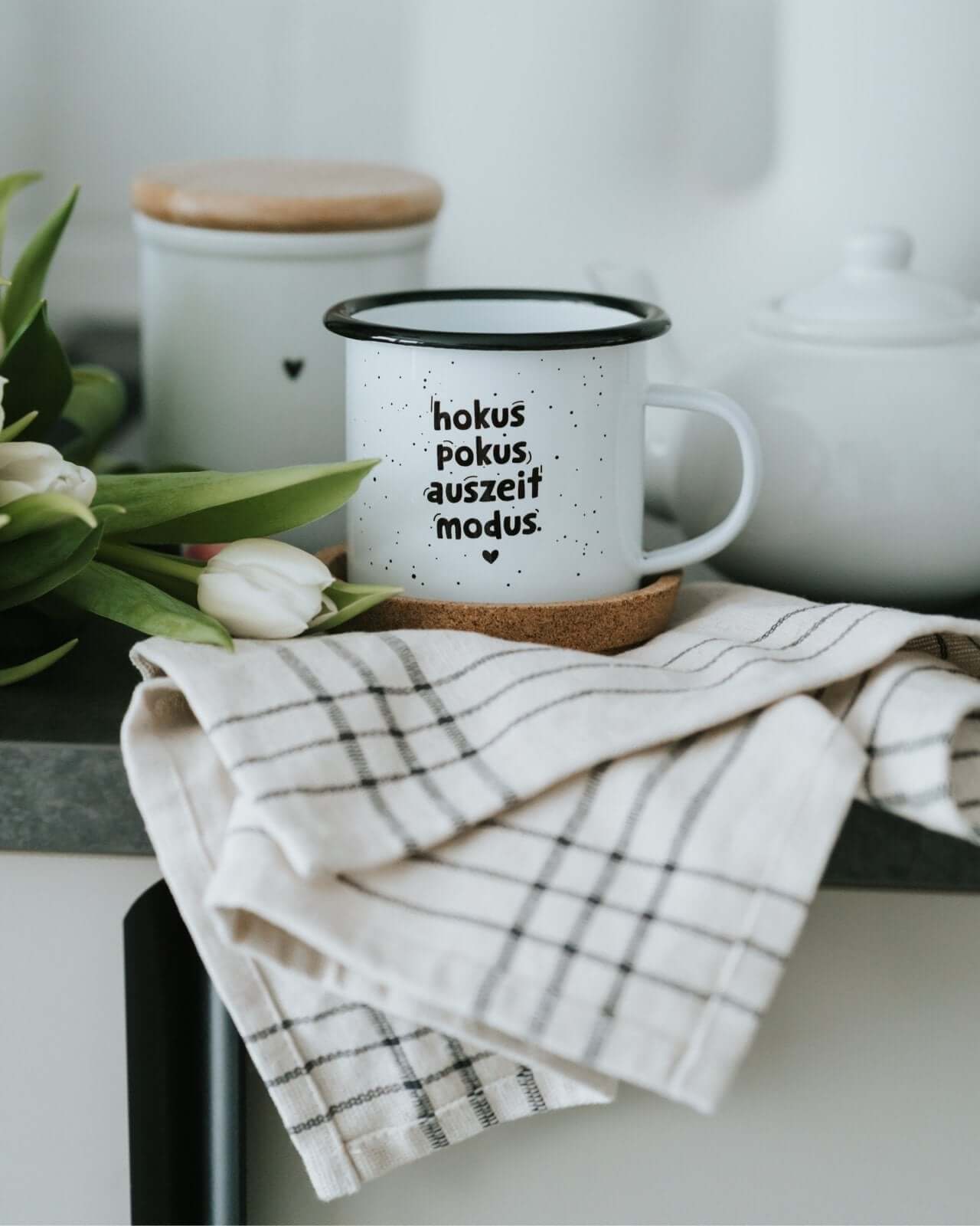 Tasse mit Spruch oder Motiv Hokus pokus in schwarz weiss