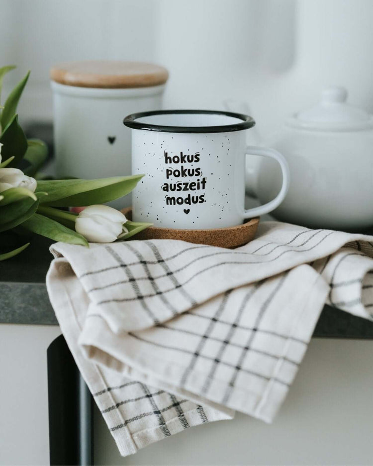 Tasse mit Spruch oder Motiv Hokus pokus in schwarz weiss