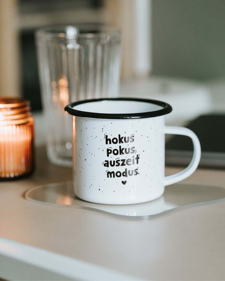 Tasse mit Spruch oder Motiv Hokus pokus in schwarz weiss