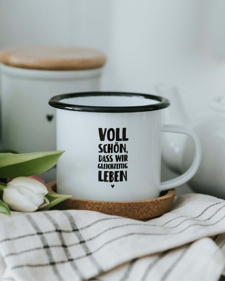 Tasse mit Spruch oder Motiv Gleichzeitig leben in schwarz weiss