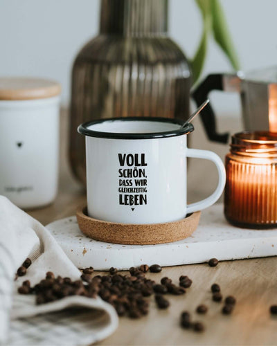Tasse mit Spruch oder Motiv Gleichzeitig leben in schwarz weiss