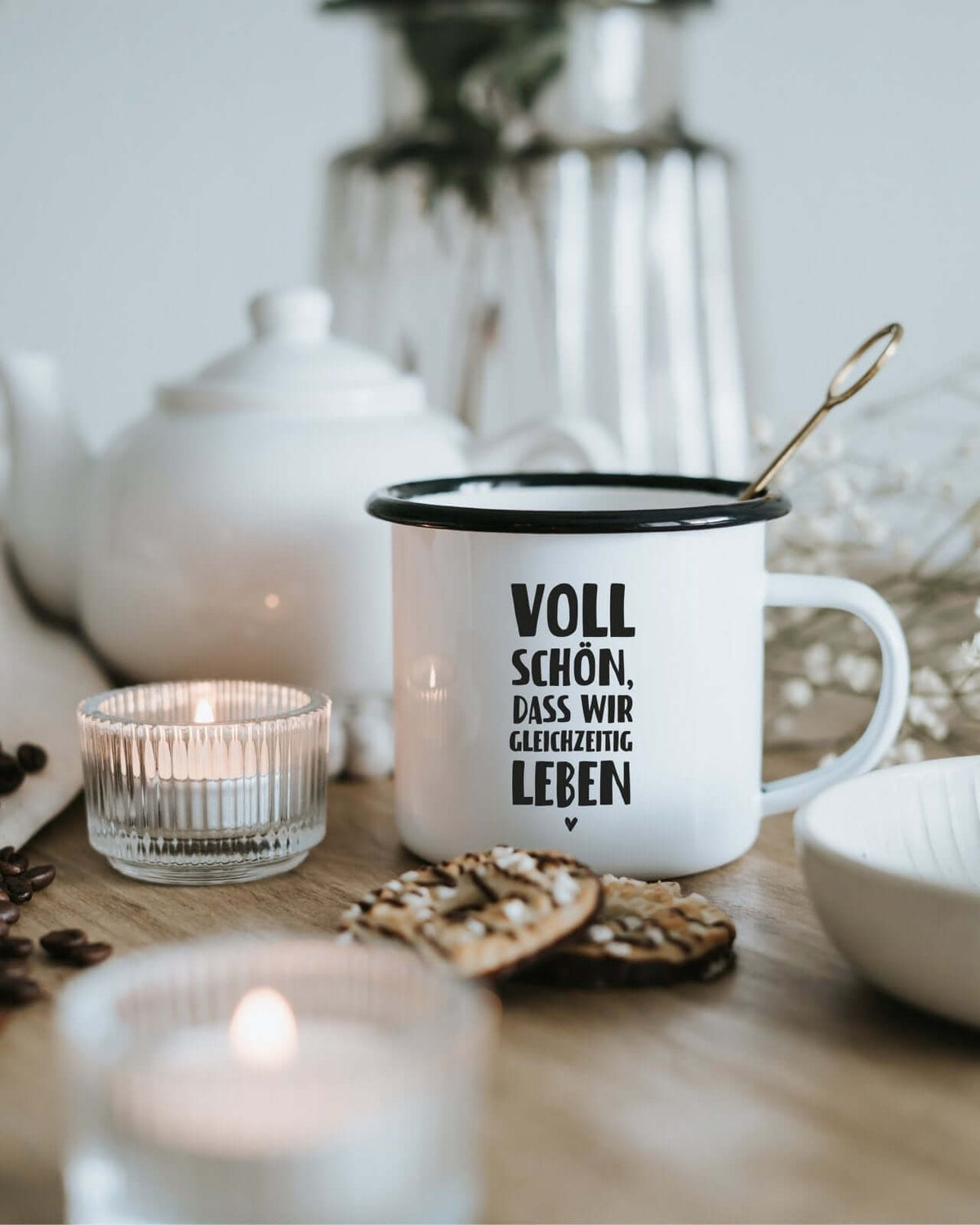 Tasse mit Spruch oder Motiv Gleichzeitig leben in schwarz weiss