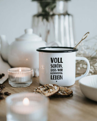 Tasse mit Spruch oder Motiv Gleichzeitig leben in schwarz weiss