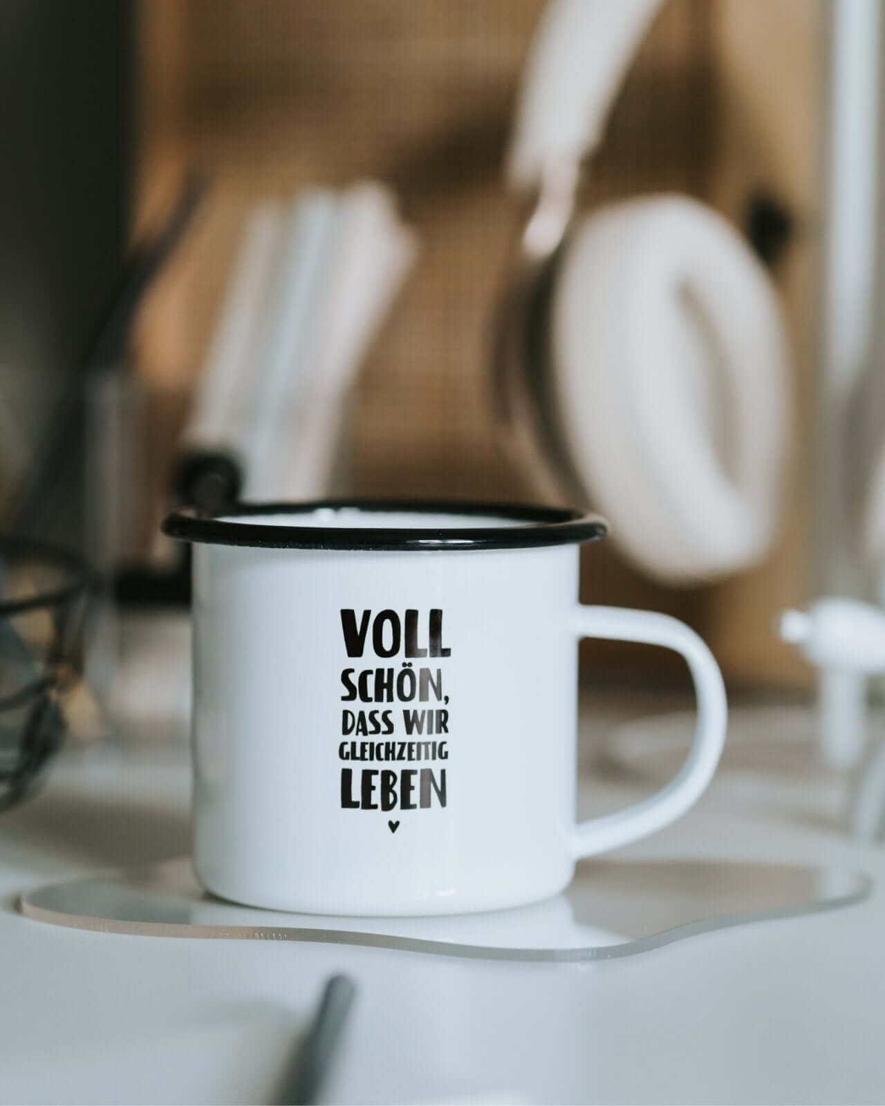 Tasse mit Spruch oder Motiv Gleichzeitig leben in schwarz weiss