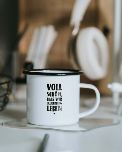 Tasse mit Spruch oder Motiv Gleichzeitig leben in schwarz weiss
